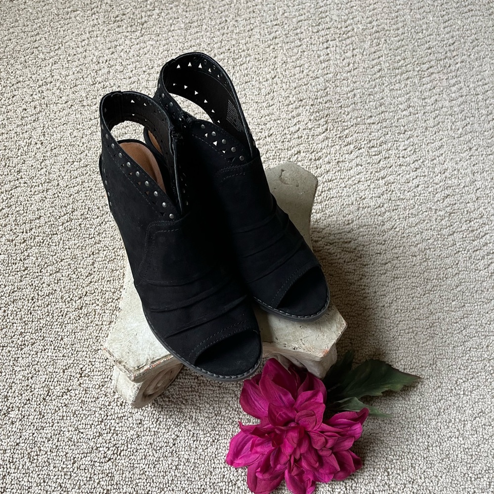 NWB Womens 9.0 Sonoma Tempera Black Sandal Mule, Silver Studded, Suede-like